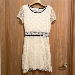 Pinky Lace overlay dreas EUC Medium